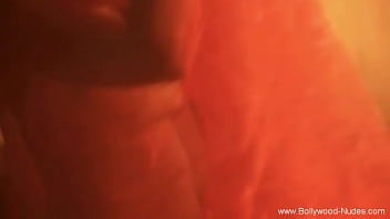 セクシーなベリーダンスはとてもエロティックに動きます