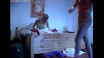 若いブロンドのメイドジェシカは彼女の完全にワックスをかけられたナナをこすっています