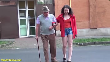 おじいちゃんの小さなペニスのための幸せな日