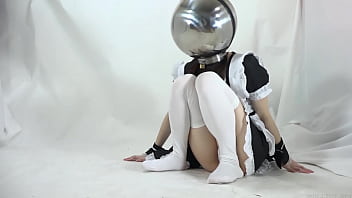 頭に金属製のマスクをかぶって何も見えない女の子