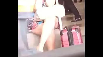 空港で夫に見せびらかす興奮した官能的な完璧なボディでこのいたずらを素晴らしい王冠。通りで公共のフラッシュ点滅お尻