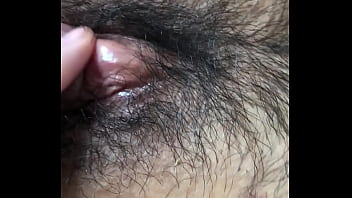 Em voz alta e rindo feche a buceta pulsando de orgasmo com pequeno pós orgasmo