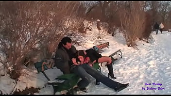 雪の中で通行人の前で恥ずかしがらずにセックス
