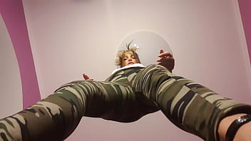 彼の膝をつけて、法案の下でぐいと動かして、彼の精子を食べるように頼んでください