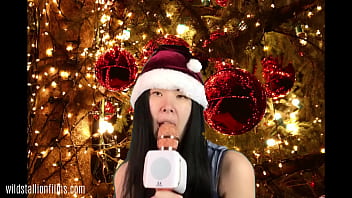 アレクサンドリアウーがセクシーなASMRクリスマスエディションに出演