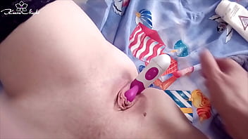 かわいいガールフレンドは異なる大人のおもちゃで彼女のボーイフレンドとの熱い性交を持っています