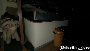 夜に屋外でセックスするホットな恋人たち