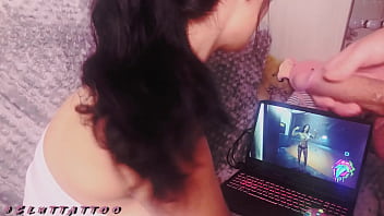 サイバーパンクを演じた男がやって来て、彼女にペニスをしゃぶらせた