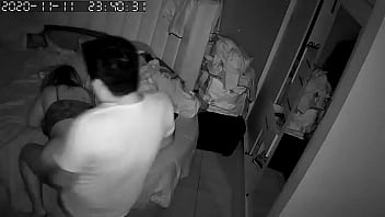 私たちの丸いベッドで私の妻をクソ後背位