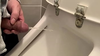 小便器で小便をしている私