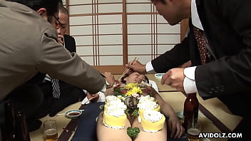 日本のギャル、綾波あすかは無修正のフードプレートです