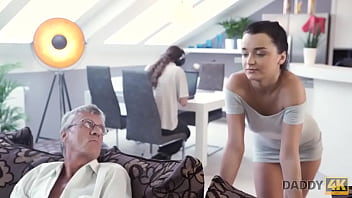 DADDY4K。彼のGFが男たちの古いパパを誘惑している間、少年はコンピューターで働いています