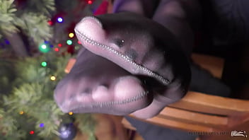 クリスマスツリーのそばの黒いナイロンソール
