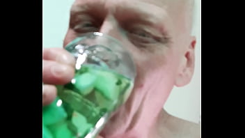 DukとDavid、Dukがグラスでおしっこをしている、DavidがDukが食べるためにグラスで絶頂