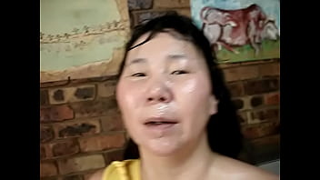 DukとDavid、セクシーなドレスを着たDuk、顔にセルフおしっこ、小便と中出し