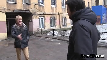 お世話になっている男は、ランディパルが現金のために彼のexgfを釘付けにすることを可能にします
