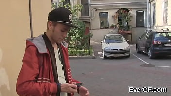 スキント愛好家は、フォクシーメイトが彼の仲間をドルで釘付けにすることを許可します