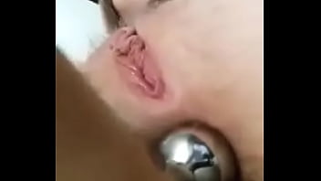 肛門との二重挿入。 若いアマチュア女性はディルドでお尻と猫をファックします。