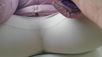 尼科莱塔（Nicoletta）想在一个公园里沐浴她所有的瑜伽裤吗？