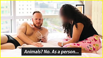 西班牙裔生从来没有喷过...直到这种按摩！ 第一次见她！ （她的紧猫习惯了！）