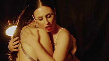 がんのスタイルでレズビアンのセックスをする方法を示すエムホワイトとニッティ
