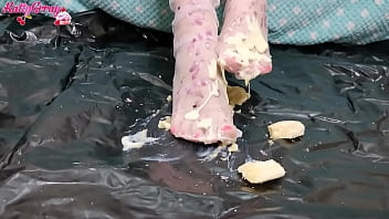 女孩滴落在她的脚和践踏香蕉蜡 - 恋足