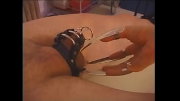 素晴らしいボディを持つ熱いドミナトリックスミストレスソーニャは男に彼女のお尻をなめさせます