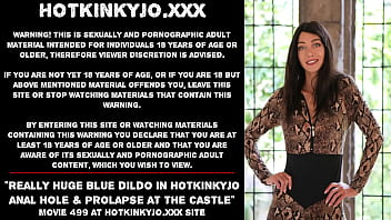 Hotkinkyjo肛門穴の本当に巨大な青いディルドと城での脱出