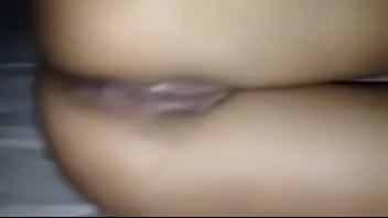 熟女はおもちゃで自慰行為をします