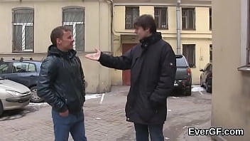 Скинт парень позволяет шлюховатому другу трахнуть его любовника за деньги
