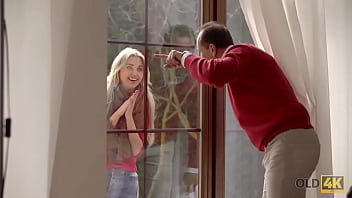 OLD4K。美しいギャルは素晴らしいセックスで古い見知らぬ人を気遣う報酬