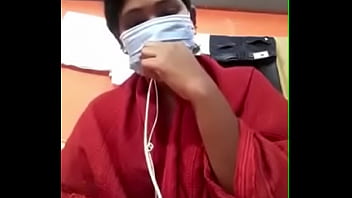 電話セックスのために彼女のおっぱいを見せているdesi売春婦