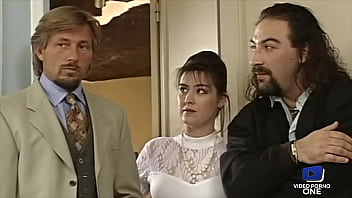 セックスをしているカトリン・リールは、見知らぬ人によってお尻に犯されます