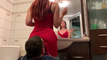 赤いドレスを着たミストレスソフィは椅子の奴隷を使用します-顔面騎乗フェムドムを無視します（プレビュー）