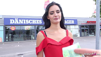 ドイツのスカウト-ベルリンで現金のために屋外のセックスをだましているスリムなロシアの観光客の女の子