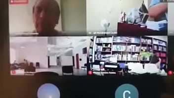 弁護士は、ズームを介してフルワークで彼のカメラをオフにするのを忘れています