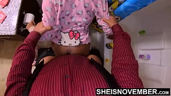의붓 아버지는 의붓 딸과 성관계를 갖기 위해 직장에서 집으로 돌아온다. 이름 Sheisnovember. 화장실 위에 성관계. 큰 엉덩이와 아름 다운 흑인 여성입니다.