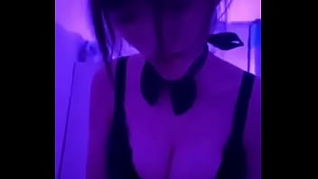 着替え可能な制服姿のガールフレンド
