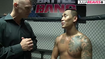 ケージの戦いに勝った後の素敵な黒檀の性交