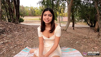 本当の十代の若者たち-かわいい19歳のラティーナは彼女の最初のポルノを撃ちます
