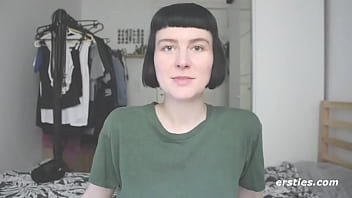 Delphineは行動のために彼女のディルドを潤滑します
