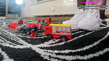 クラッシュは5台の消防車バレリーナスニーカーハイヒールを粉砕しますナイロンガールは5台の消防車を完全に破壊します彼女は5台の車を連続して粉砕し、4つの異なる靴でバレリーナスニーカーハイヒールを粉砕します