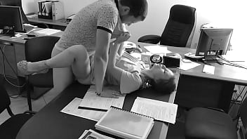 上司はオフィスのテーブルで彼の小さな秘書とセックスし、隠しカメラでそれを撮影します