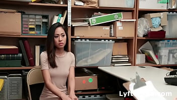 スキニーアジアの万引きストリップが検索され、犯された