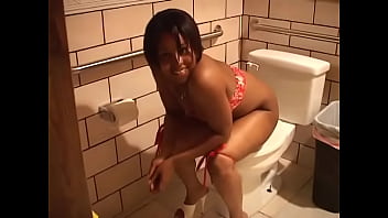 トイレで放尿するオリーブ色の肌を持つ若いセクシーなひよこと、そして彼女のボーイフレンドの映画