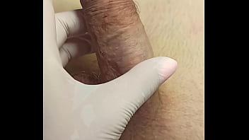 Tutorial em vídeo sobre o que fazer para um mestre de depilação com ejaculação espontânea durante o corte. SugarNadya mostra que o pênis deve ser mantido firme e não liberado até a última aplicação