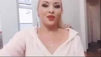 ポルノ女優が言う。ロシアの売春婦は彼女がポルノでどのように行動するかを話します