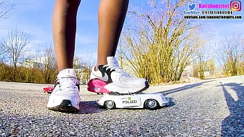 カティは粉砕します粉砕は粉砕しますいくつかの昔の車を踏みにじり、踏みつけて車を個々の部品に粉砕します