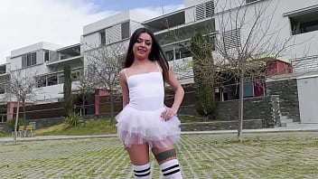 BANGBROS-マルティナ・スメラルディがビルバオのポトロからアナルを奪い、公共の場で潮吹き