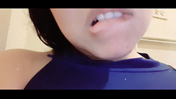 私は女性の日のために公衆トイレで自慰行為をします私は燃えています私は良い雄鶏が必要です